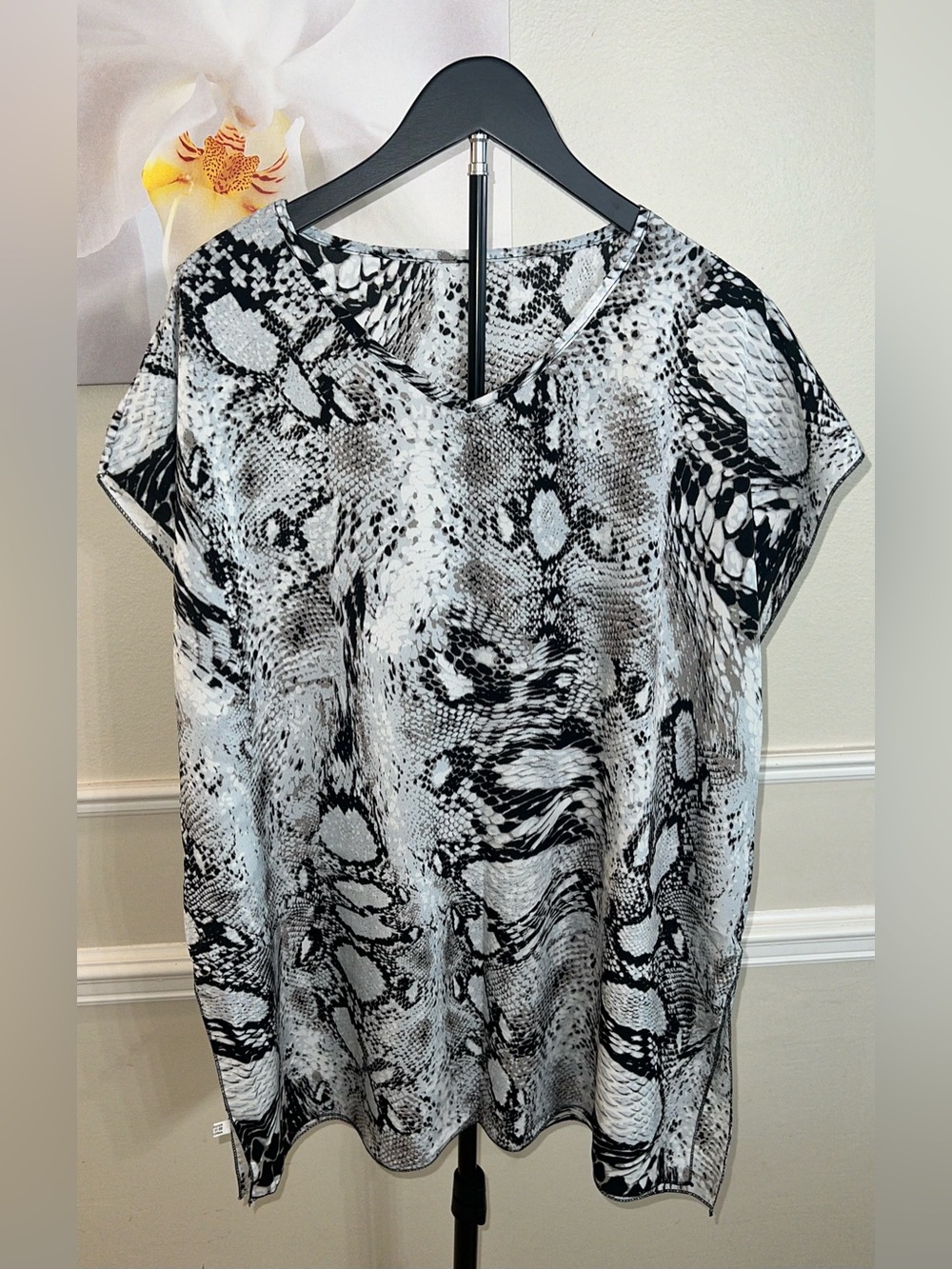 Kendall & James Women’s Snake Print Cover-Up High Slit V-Neck Top!